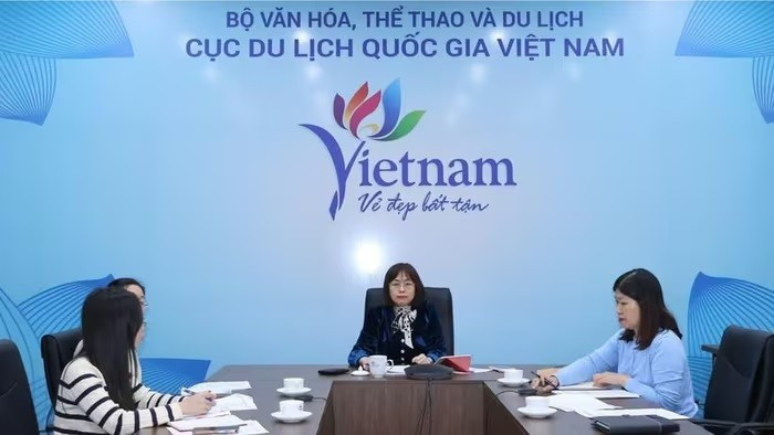 La directrice générale adjointe de l'Autorité nationale du tourisme du Vietnam, Nguyen Thi Hoa Mai, préside une réunion en ligne sur l'organisation de l'ITE HCMC 2026. Photo : TITC