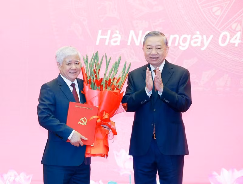 Le secrétaire général du Parti, Tô Lâm (droite) félicite Do Van Chien qui vient d'être nommé au poste de secrétaire adjoint permanent du Comité du Parti à l’Assemblée nationale. Photo: VNA