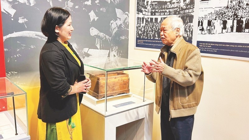 Trieu Van Hien, ancien directeur du Musée de la Révolution du Vietnam, partage les histoires qui se cachent derrière les objets exposés. Photo: NDEL