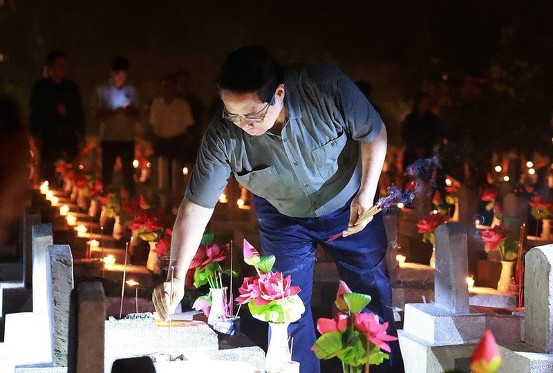 Le Premier ministre Pham Minh Chinh brûle de l'encens à la mémoire des martyrs au cimetière national des martyrs de Truong Son, le 26 juillet. Photo : VNA.