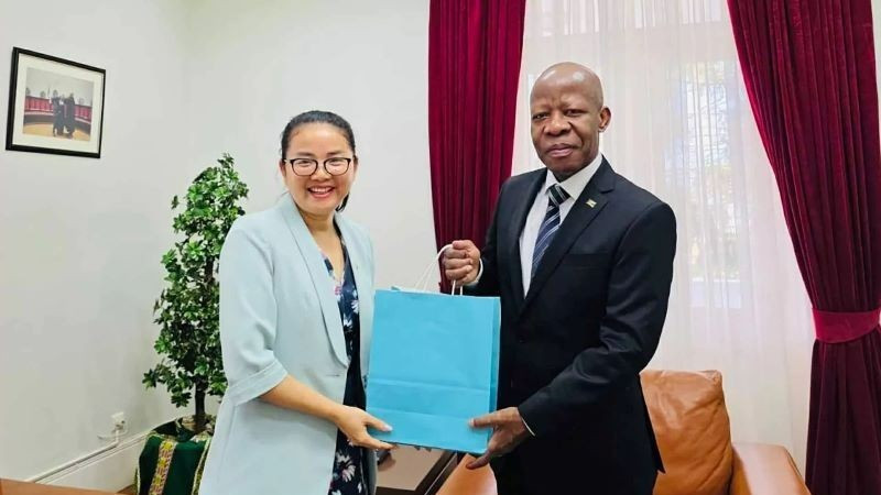 L'ambassadrice du Vietnam au Mozambique, Tran Thi Thu Thin (à gauche), et le président de la Cour suprême du Mozambique, Adelino Manuel Muchanga. Photo: Ambassade du Vietnam au Mozambique