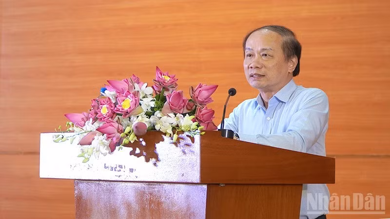 Pham Tat Thang, membre du Comité central du Parti et chef adjoint de la Commission centrale de la Propagande et de la Mobilisation des masses, prend la parole. Photo: NDEL