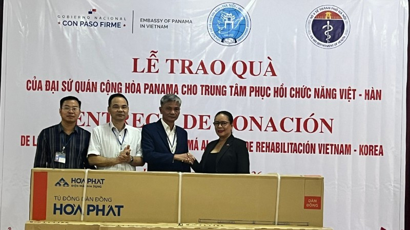 Nubiela Ayala Modes, ambassadrice du Panama au Vietnam, remet des cadeaux aux représentants du Centre de Réhabilitation fonctionnelle Vietnam – République de Corée. Photo : Ambassade du Panama au Vietnam