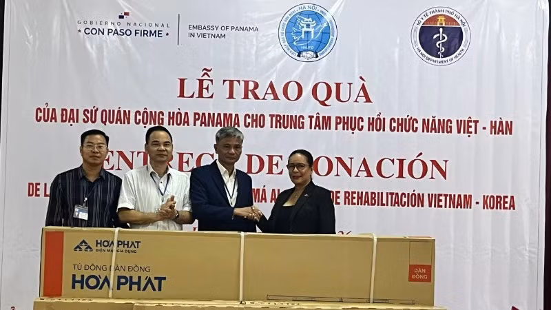 Nubiela Ayala Modes, ambassadrice du Panama au Vietnam, remet des cadeaux aux représentants du Centre de Réhabilitation fonctionnelle Vietnam – République de Corée. Photo : Ambassade du Panama au Vietnam