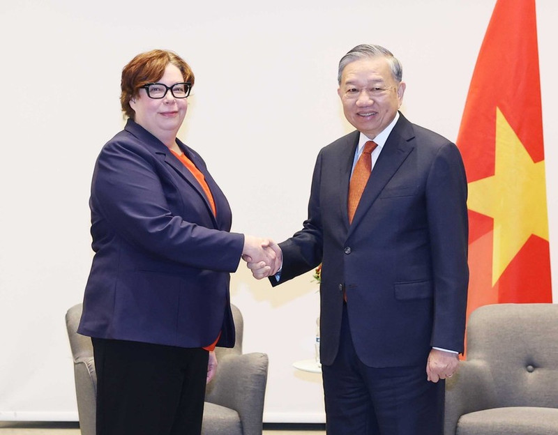 Le secrétaire général du Parti communiste du Vietnam, To Lam et Mme Tiina Sandberg, présidente du Parti communiste finlandais. Photo : VNA.
