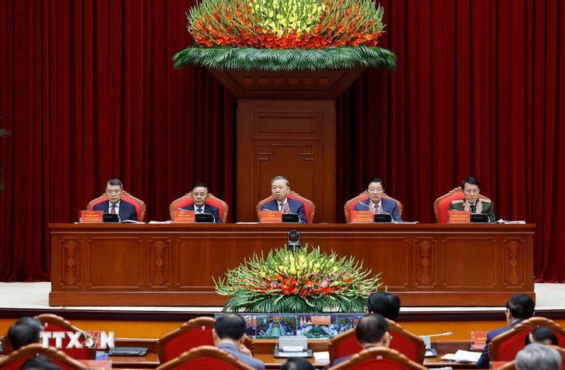 Le secrétaire général du Parti communiste du Vietnam, To Lam (au milieu), préside la conférence consacrée au bilan de la lutte contre la corruption, le gaspillage et les phénomènes négatifs durant le 13ᵉ mandat du Parti. Photo : VNA.