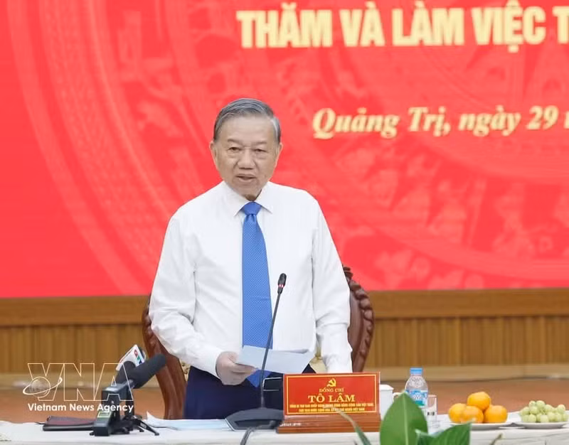 Le secrétaire général du Parti, président To Lam prend la parole lors d'une séance de travail avec le Comité permanent du Comité du Parti de la province de Quang Tri. Photo : VNA.