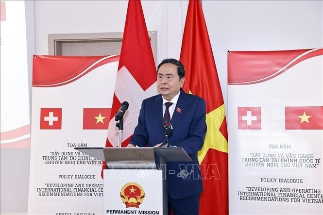 Le président de l’Assemblée nationale, Tran Thanh Man, s’exprime lors d’un séminaire sur le développement et l’exploitation des centres financiers internationaux en Suisse, le 28 juillet 2025. Photo : VNA.