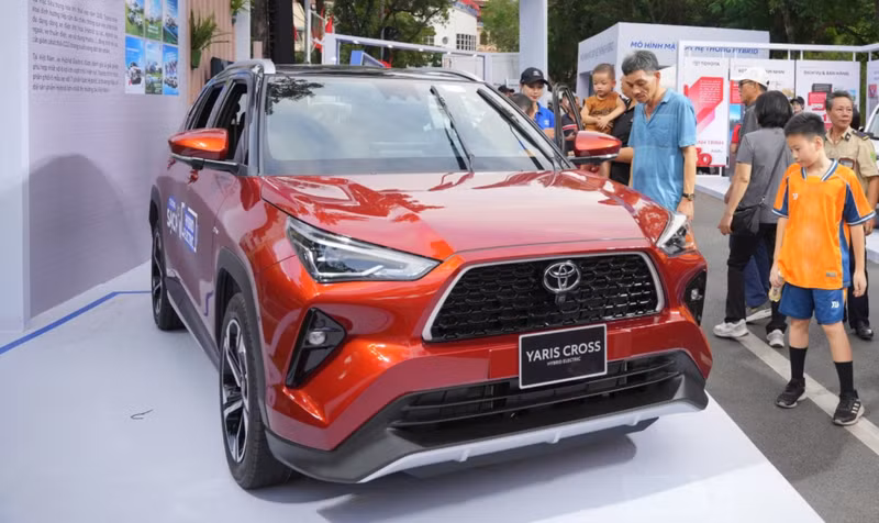 Les clients découvrent le modèle hybride Yaris Cross lors d'un événement tenu à Hanoï le 27 septembre. Photo : TMV