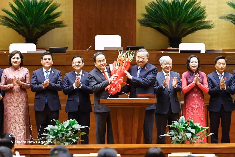 Le secrétaire général To Lam, au nom des députés de la 16e législature, offre des fleurs de félicitations au président de l’Assemblée nationale Tran Thanh Man, aux vice-présidents de l’Assemblée nationale et aux membres du Comité permanent. Photo : VNA.
