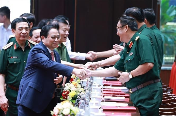 Le Premier ministre Pham Minh Chinh (à gauche) à la conférence politico-militaire de l'Armée. Photo : VNA.
