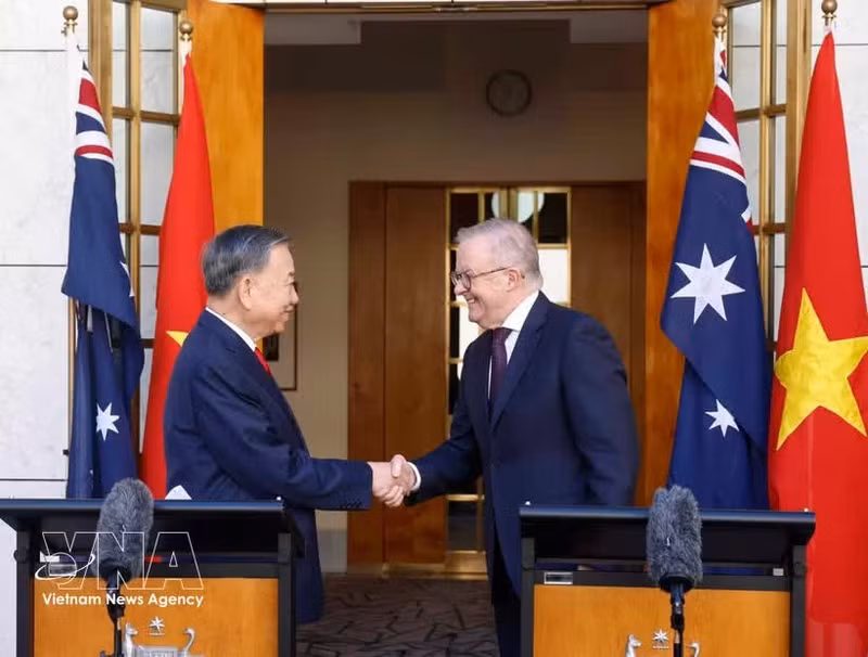Le secrétaire général du Parti communiste du Vietnam et président de la République, To Lam (à gauche), et le Premier ministre australien Anthony Albanese lors de la rencontre avec la presse. Photo : VNA.