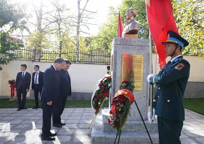 Le secrétaire général Tô Lâm rend hommage au Président Hô Chi Minh devant son buste dans l'enceinte de l'ambassade. Photo : VNA.