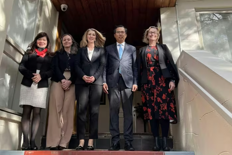 L'ambassadeur vietnamien en Australie, Pham Hung Tam, et Karen Sandercock, secrétaire adjointe par intérim du ministère australiende l’Éducation. Photo: baoquocte