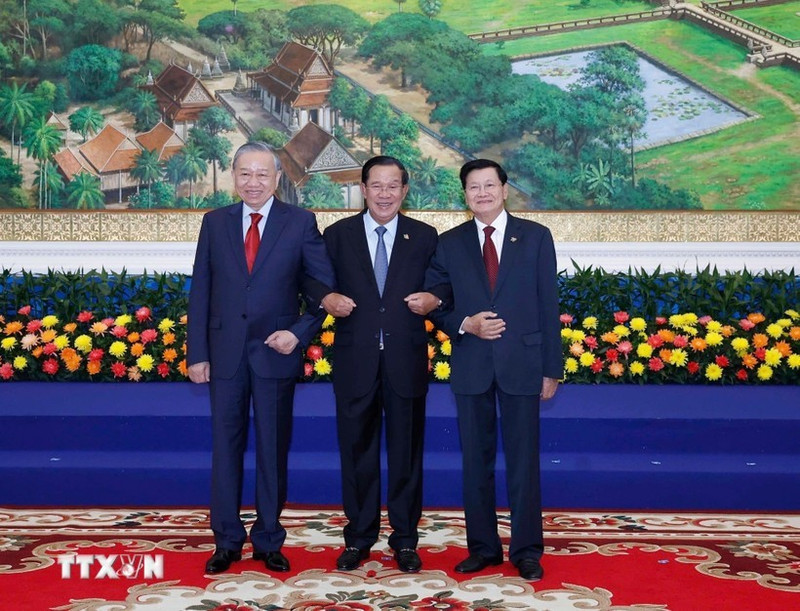Le secrétaire général du PCV Tô Lâm, le président du PPC Samdech Techo Hun Sen et le secrétaire général du PRPL Thongloun Sisoulith posent lors de leur réunion. Photo : VNA.