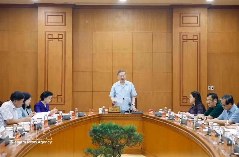 Séance de travail entre le secrétaire général du Parti communiste du Vietnam et président de la République, To Lam, et le comité du Parti du ministère de la Santé. Photo : VNA.
