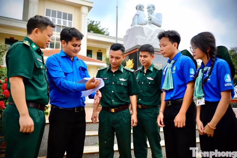 À son poste de vice-président du Comité du Front de la Patrie du Vietnam de la commune de Thuan An (Lam Dong), de secrétaire de l'Union de la jeunesse communiste Ho Chi Minh et de président de l'Union de la jeunesse vietnamienne de Thuan An, Y A Rôn collabore régulièrement avec les cadres et soldats du poste de garde-frontière de Dac Lao. Photo: tienphong.vn