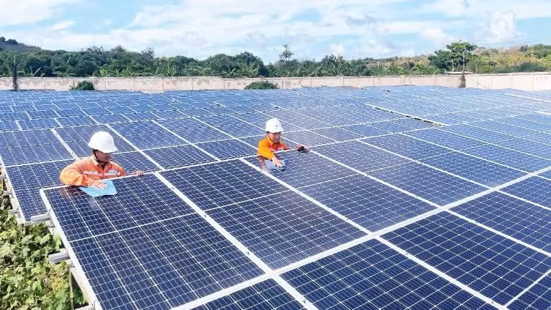 L'installation de systèmes d'énergie solaire sur l'île de Phu Quy vise à répondre aux besoins des résidents locaux et des services touristiques. Photo: NDEL