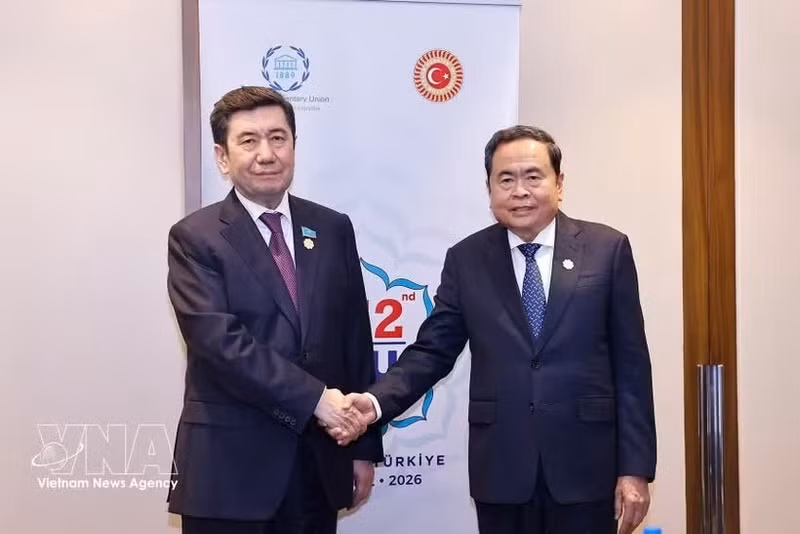 Le président de l’Assemblée nationale, Tran Thanh Man (à droite), et le président de la Chambre basse du Kazakhstan, Yerlan Koshanov. Photo : VNA.