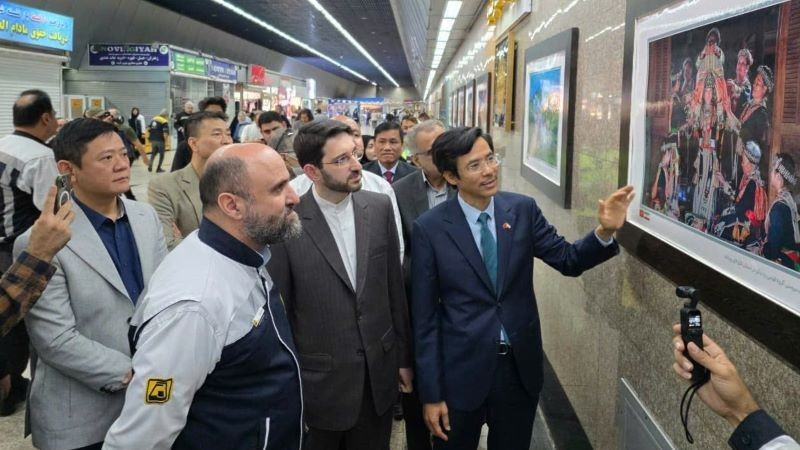 L'ambassadeur Nguyen Luong Ngoc présente les photos exposées aux délégués présents à la cérémonie d'ouverture. Photo : Ambassade du Vietnam en Iran