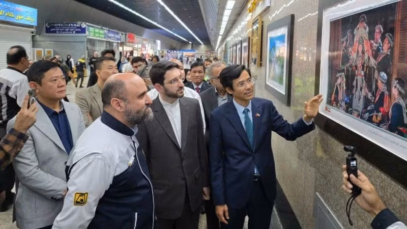 L'ambassadeur Nguyen Luong Ngoc présente les photos exposées aux délégués présents à la cérémonie d'ouverture. Photo : Ambassade du Vietnam en Iran