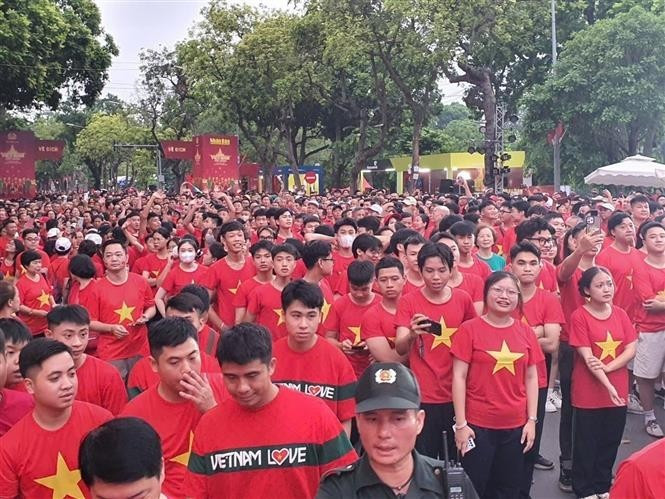 Plus d’un million de personnes à travers le pays ont participé le 16 août au matin à une marche pour un Vietnam uni, fort et durable dans la nouvelle ère. Photo : VNA.