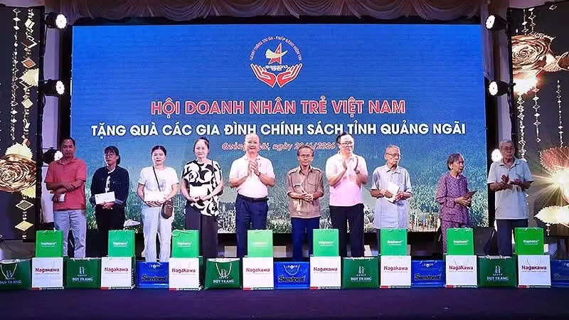 Les représentants de la délégation offrent des cadeaux aux personnes méritantes à Quang Ngai. Photo: NDEL