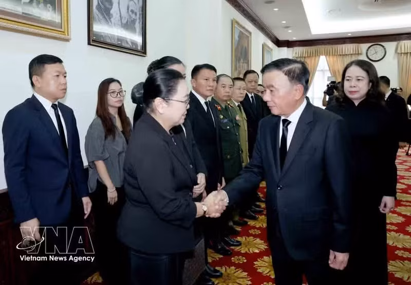Tran Cam Tu rend hommage à Xaysomphone Phomvihane, au siège de l'ambassade du Laos à Hanoi. Photo : VNA.