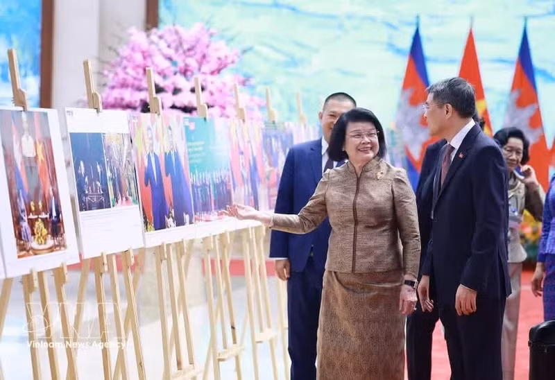 Le Premier ministre Le Minh Hung et le président de l'Assemblée nationale cambodgienne, Samdech Khuon Sudary, visitent une exposition de photographies illustrant la coopération entre les deux pays, organisée par l'Agence vietnamienne d'information (VNA). Photo : VNA.