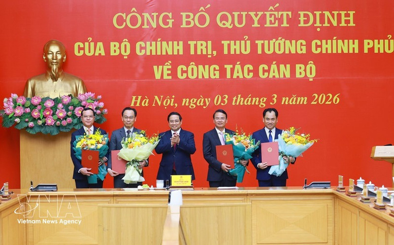 Le Premier ministre Pham Minh Chinh (au centre) présente les décisions relatives aux affaires de personnel aux fonctionnaires le 3 mars. (Photo : VNA)