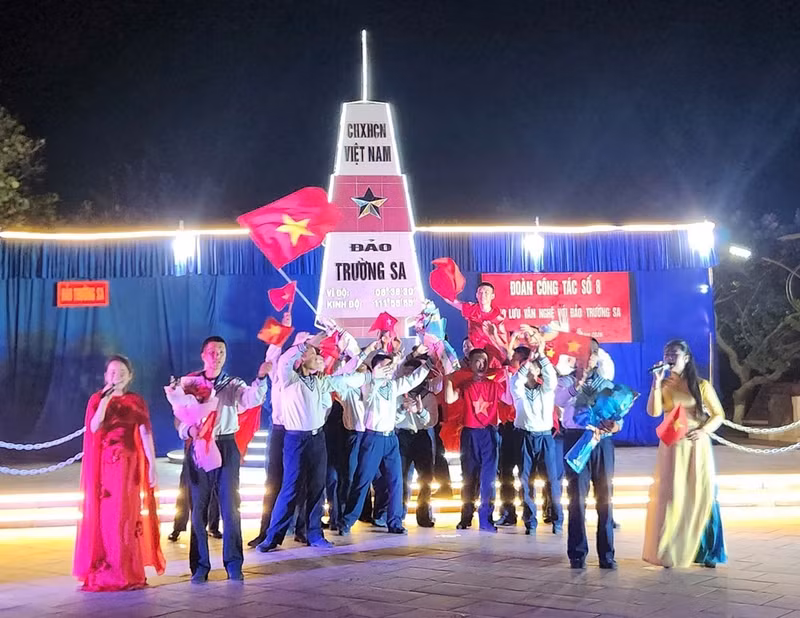 Un numéro artistique des artistes du troupeau No. 8 à Truong Sa. Photo: baovanhoa.vn