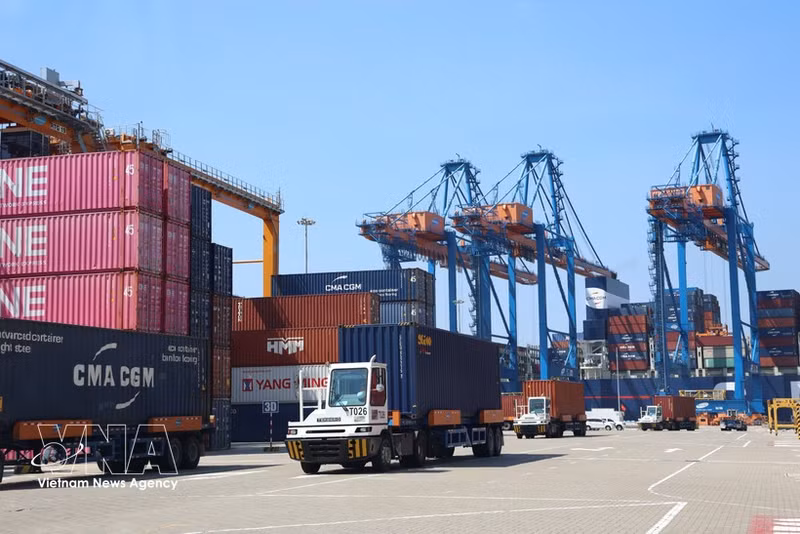 Des camions porte-conteneurs au port international de Gemalink, qui fait partie du système portuaire de Cai Mep à Ho Chi Minh-Ville. Photo : VNA.