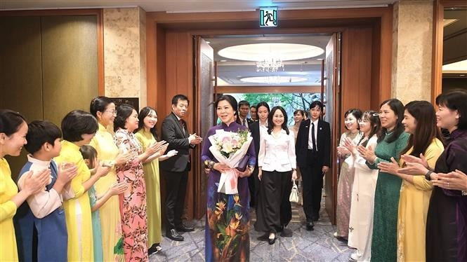 La Première dame Ngo Phuong Ly rencontre des épouses vietnamiennes en République de Corée. Photo : VNA.