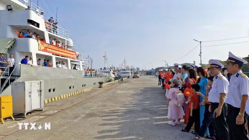 Les deux délégations quittant le port du Commandement de la région navale 2 à Hô Chi Minh-Ville, le 16 janvier. Photo : VNA.