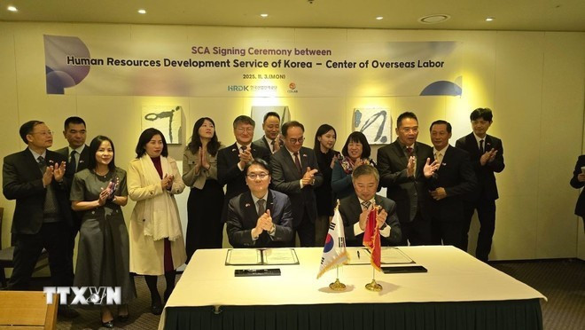 Le vice-ministre vietnamien de l’Intérieur, Vu Chiên Thang, supervise la signature de l’accord entre HRD Korea et COLAB. Photo : VNA