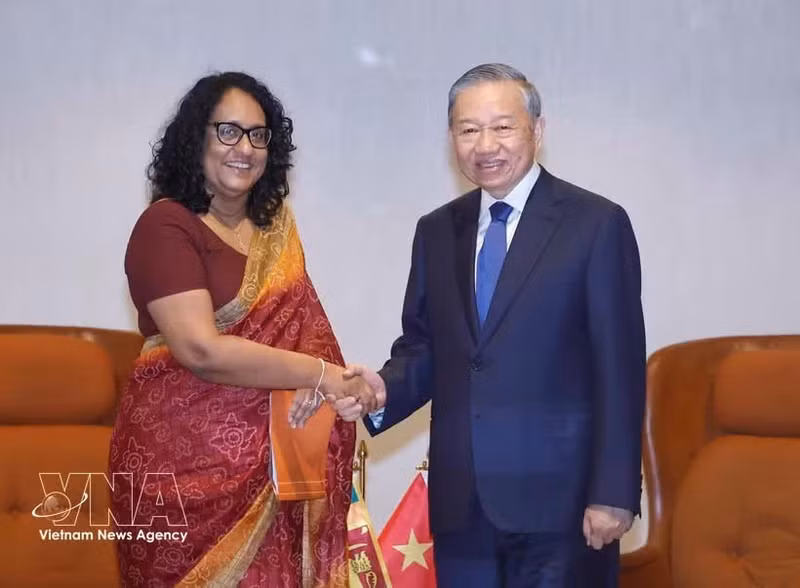 Le SG du Parti et président To Lam rencontre la Première ministre sri-lankaise Harini Amarasuriya. Photo : VNA.