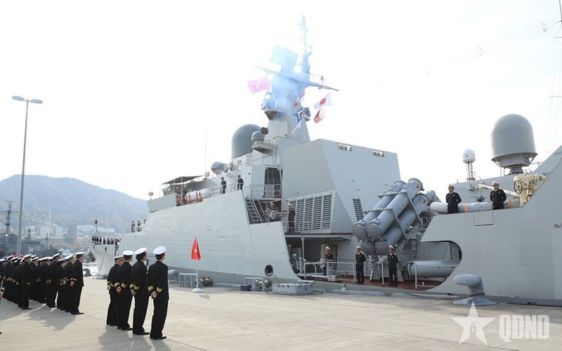 Des officiers et des marins de la base navale de Kure participent à la cérémonie de dire au revoir au navire 015-Tran Hung Dao. Photo : https://www.qdnd.vn