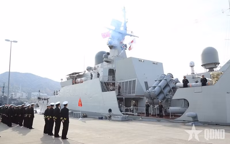Des officiers et des marins de la base navale de Kure participent à la cérémonie de dire au revoir au navire 015-Tran Hung Dao. Photo : https://www.qdnd.vn