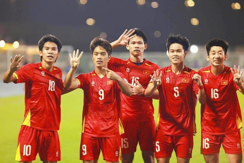 Des joueurs vietnamiens célèbrent le premier but de Quoc Viet. Photo : AFC/VNA