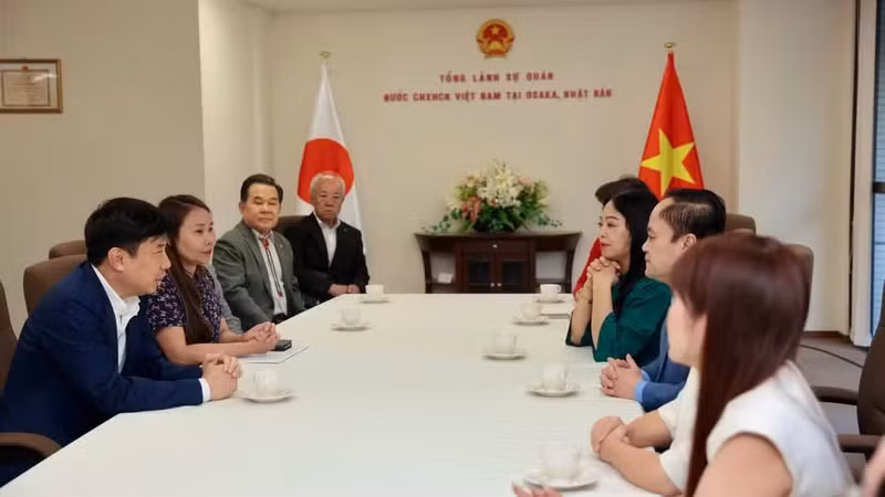 Le Consul général du Vietnam à Osaka, Nguyen Truong Son, reçoit la délégation de l'Organisation non lucrative (NPO) pour la promotion de l'amitié internationale du Japon. Photo: NDEL