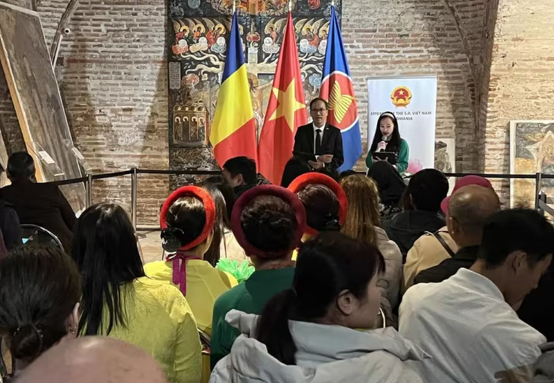 L'ambassadeur vietnamien en Roumanie, Do Duc Thanh, prend la parole lors du festival. Photo: baoquocte
