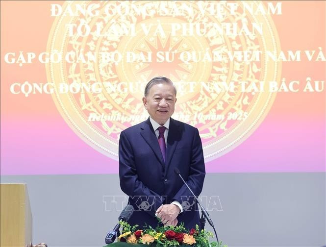 Le secrétaire général To Lam rencontre la communauté vietnamienne des pays nordiques. Photo : VNA.