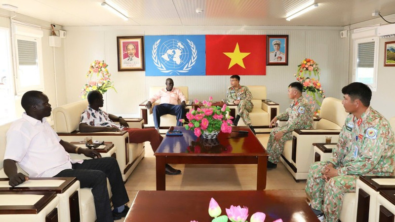 Kon Maneit Matiok, ministre des Infrastructures physiques et des Services publics, et représentant de l'administration locale de la zone d'Abyei, a effectué une visite de travail au camp de l'Équipe du génie no 4 du Vietnam. Photo: NDEL