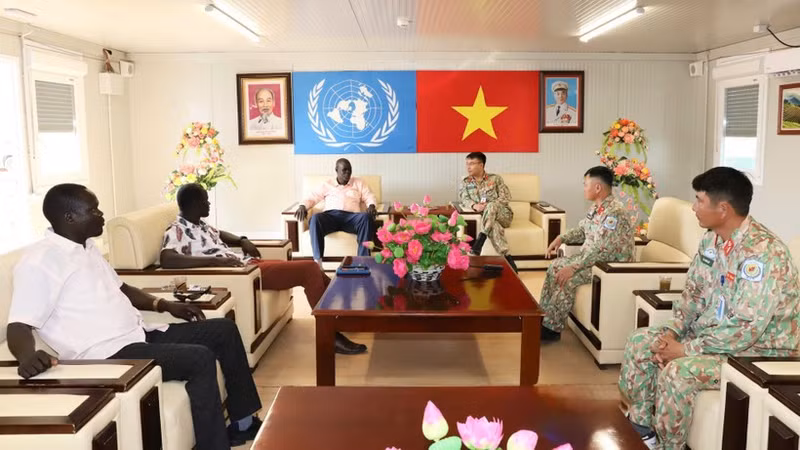 Kon Maneit Matiok, ministre des Infrastructures physiques et des Services publics, et représentant de l'administration locale de la zone d'Abyei, a effectué une visite de travail au camp de l'Équipe du génie no 4 du Vietnam. Photo: NDEL