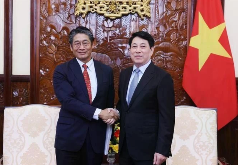 Le président Luong Cuong (à droite) serre la main de l’ambassadeur du Japon au Vietnam, Ito Naoki, à Hanoi, le 6 juin. Photo : VNA.