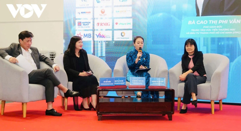 Des experts lors du forum. Photo: VOV