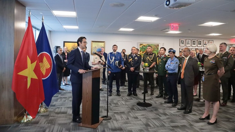 L’ambassadeur Do Hung Viet, chef de la Mission permanente du Vietnam à l’ONU, et les délégués lors de la cérémonie, à New York, le 20 août. Photo : VNA.