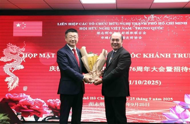 Ho Xuan Lam (à droite), vice-président et secrétaire général de l'Union municipale des organisations d'amitié, et Tang Li, consul général de Chine à Ho Chi Minh-Ville, lors de la rencontre. Photo : VNA.