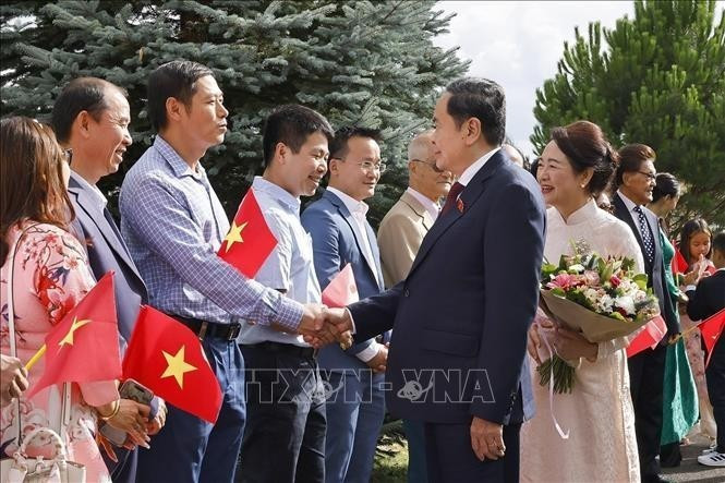 Le président de l’Assemblée nationale, Trân Thanh Mân, et son épouse rencontrent des responsables et du personnel de la Mission vietnamienne auprès des Nations Unies et d’autres organisations internationales à Genève, de l’ambassade du Vietnam et de la communauté vietnamienne en Suisse, le 27 juillet. Photo : VNA.