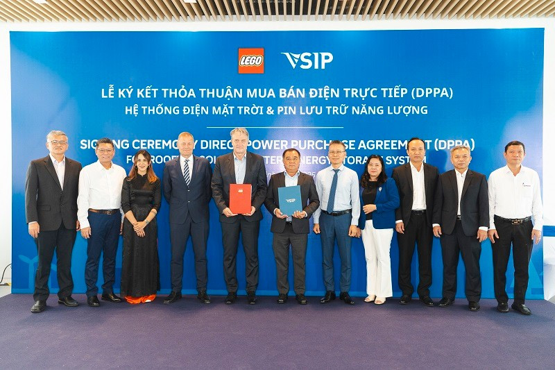 Les représentants de VSIP et de LEGO Manufacturing Vietnam ont échangé l'accord d'achat d'électricité entre les deux parties. Photo : Le Minh.